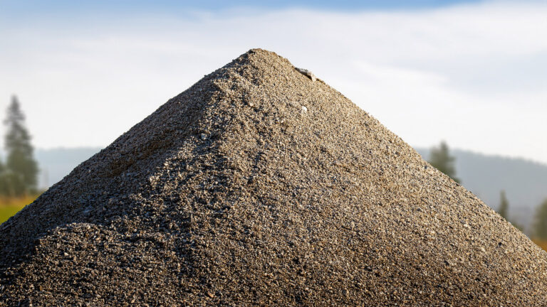 Ein Haufen aufbereitetes Recyclingmaterial