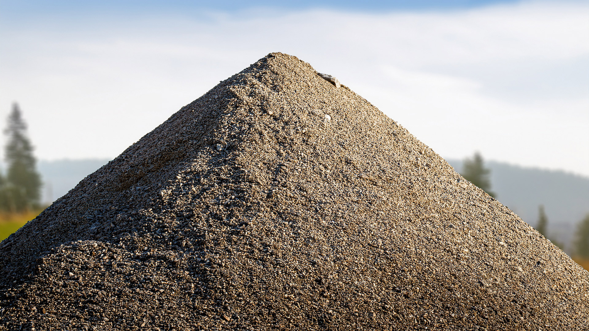 Ein Haufen aufbereitetes Recyclingmaterial